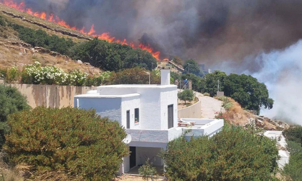 Μαίνεται η φωτιά στην Άνδρο με 8 μποφόρ -Εκκενώθηκαν οικισμοί - Υπό έλεγχο το διπλό μέτωπο στα Μεσόγεια - Μετρούν τις ζημιές στην Ηλεία και την Αχαϊα (Βίντεο)